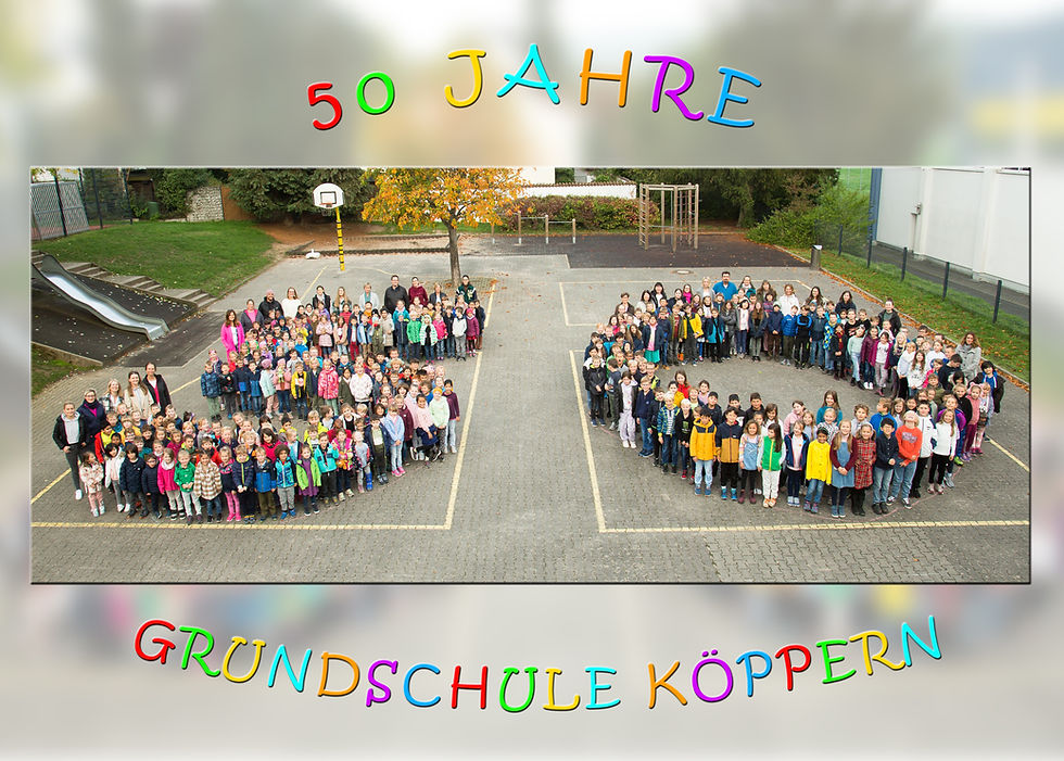 Schülerinnen, Schüler und Lehrkräfte bilden die Zahlen 50 zum 50-jährigen Bestehen der Grundschule Köppern