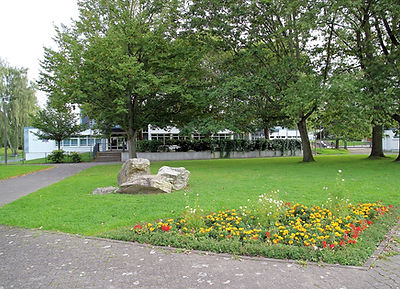 Fritz-Levermann-Platz, im Hintergrund die Grundschule Köppern