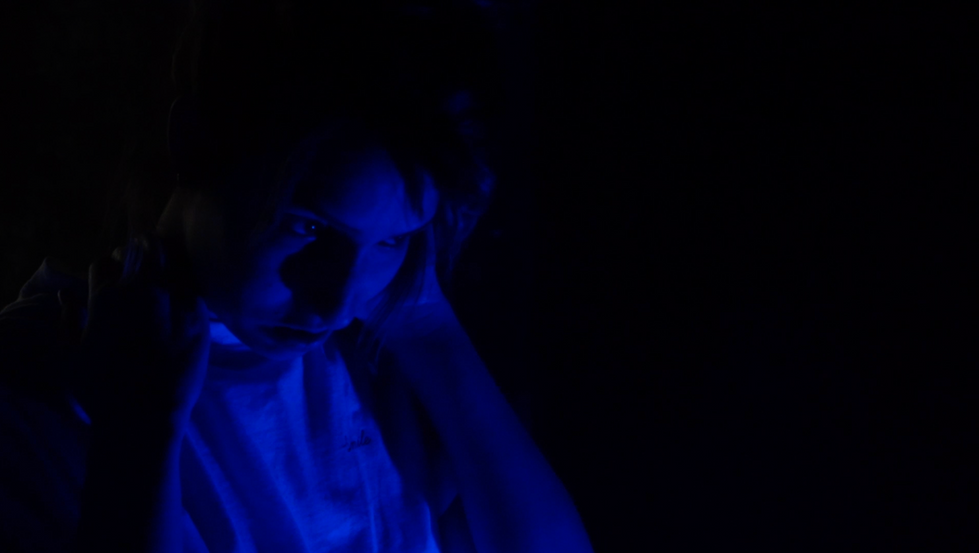 Curta "The Girl Inside the Mirror"
