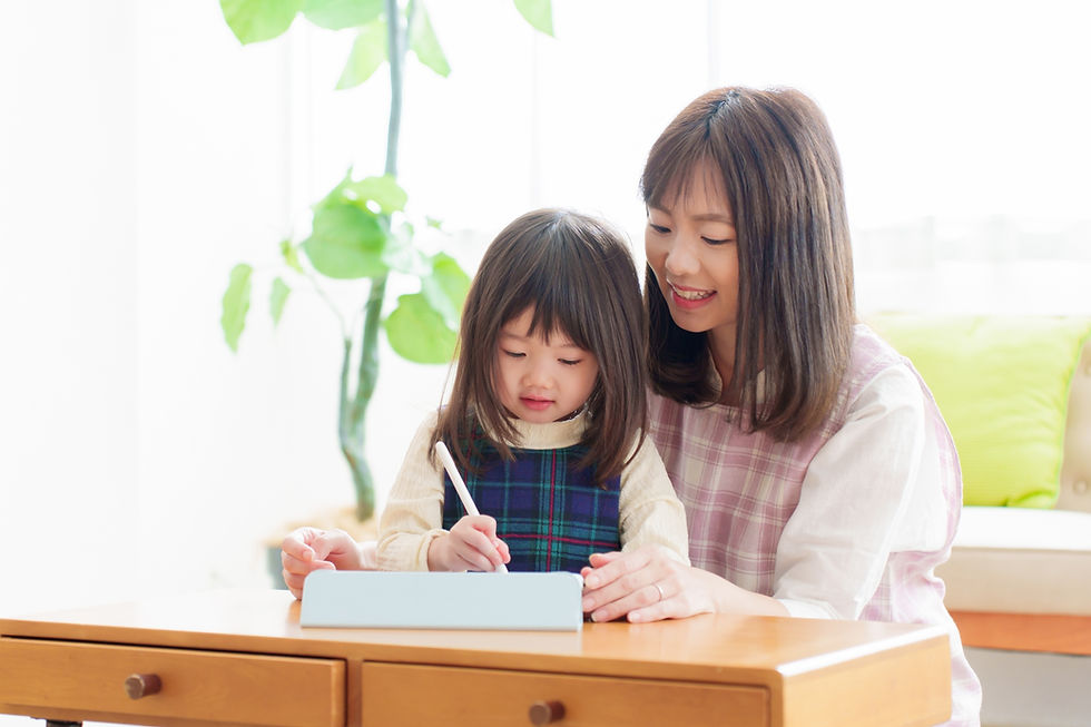 親子で机に向かって笑顔で学ぶ様子