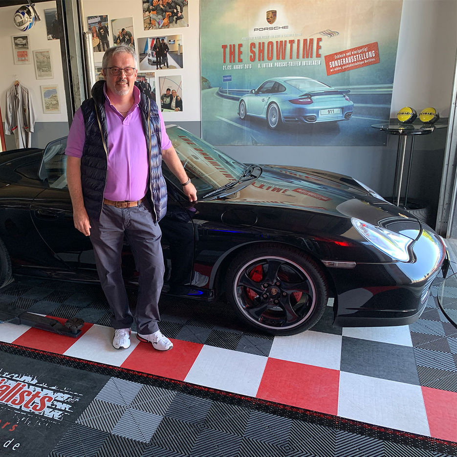 Zufriedener Kunde mit Auto von Speedialists