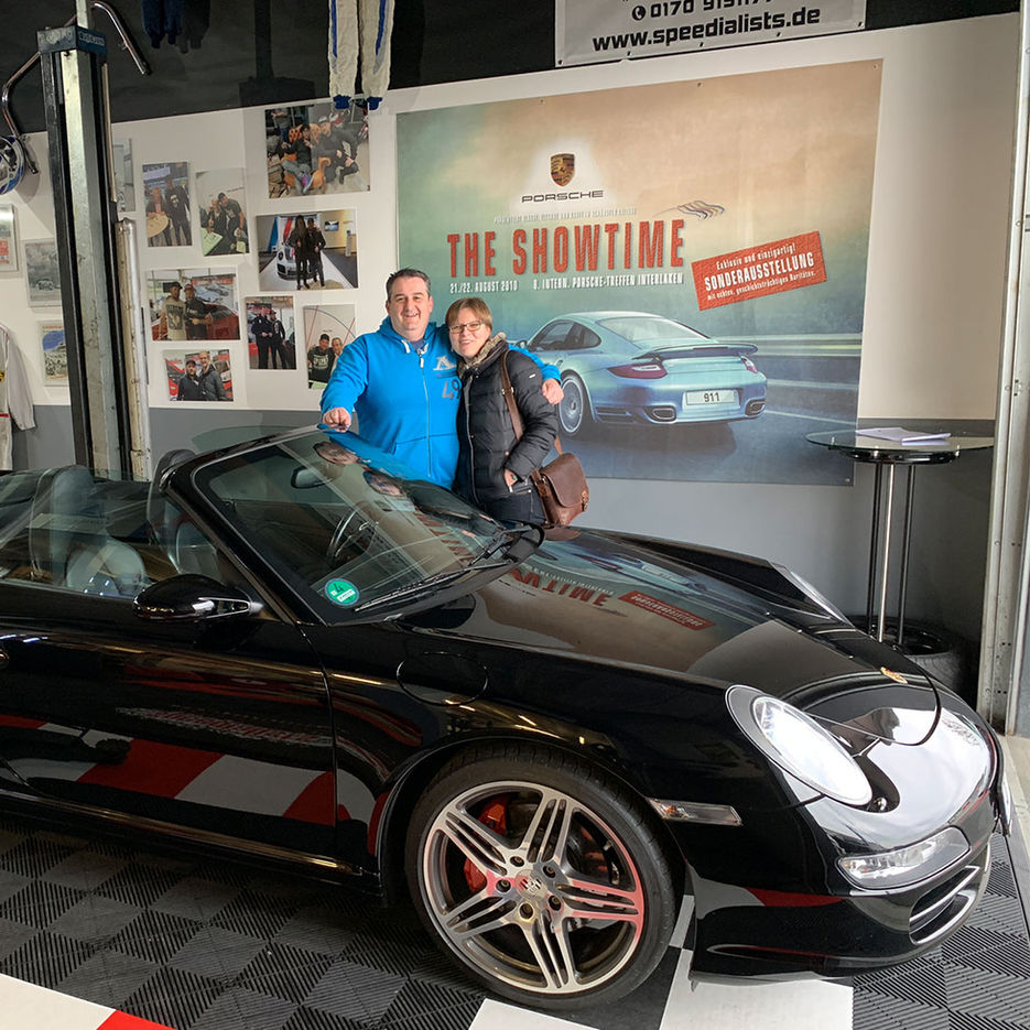 Zufriedener Kunde mit Auto von Speedialists