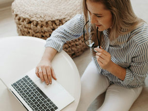 woman entrepreneur tracking seo metrics and statistics