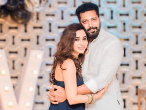 Aarti Ravi and Jeyam Ravi hugging each other