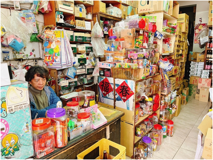 老闆樂寶守著店鋪數十年。