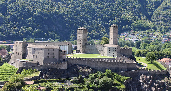 Fai una capriola in uno dei grandi prati dei castelli.