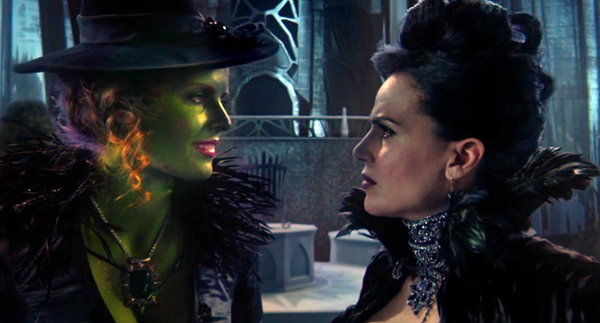 Lana Parrilla, A (Rainha Má) e Rebecca Mader (bruxa má do oeste) são irmãs em once upon a time
