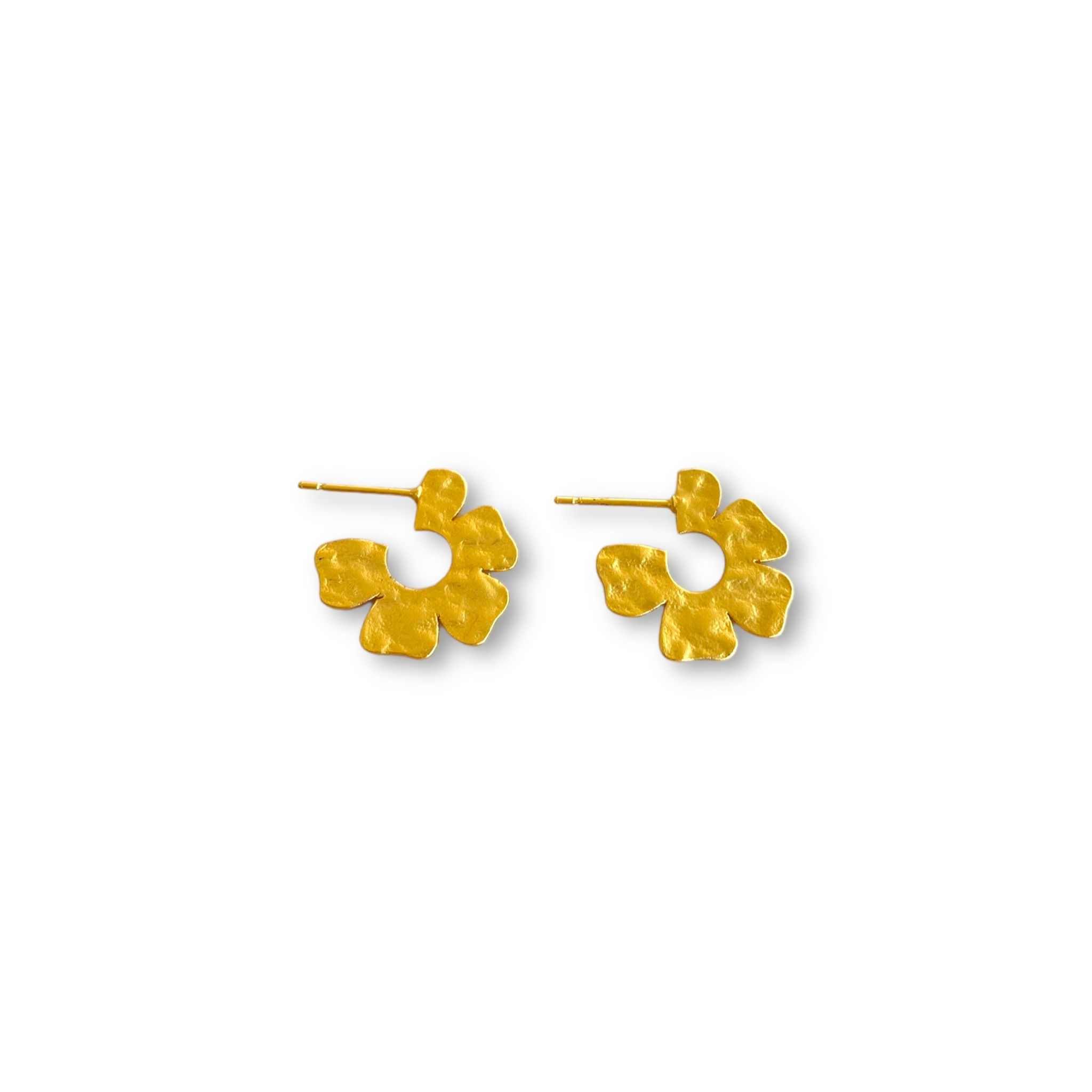 Découvrez l'élégance délicate de nos mini boucles d'oreilles fixes en forme de fleur, plaquées or 14 carats. Chaque paire capture la beauté naturelle et intemporelle des fleurs, ajoutant une touche de sophistication à votre style quotidien. Fabriquées avec soin dans notre atelier de l'est du Québec, ces boucles d'oreilles incarnent l'artisanat de qualité et le souci du détail. Portez-les avec confiance pour une touche subtile d'élégance. Explorez notre collection dès maintenant et trouvez le parfait éclat floral pour compléter votre look.