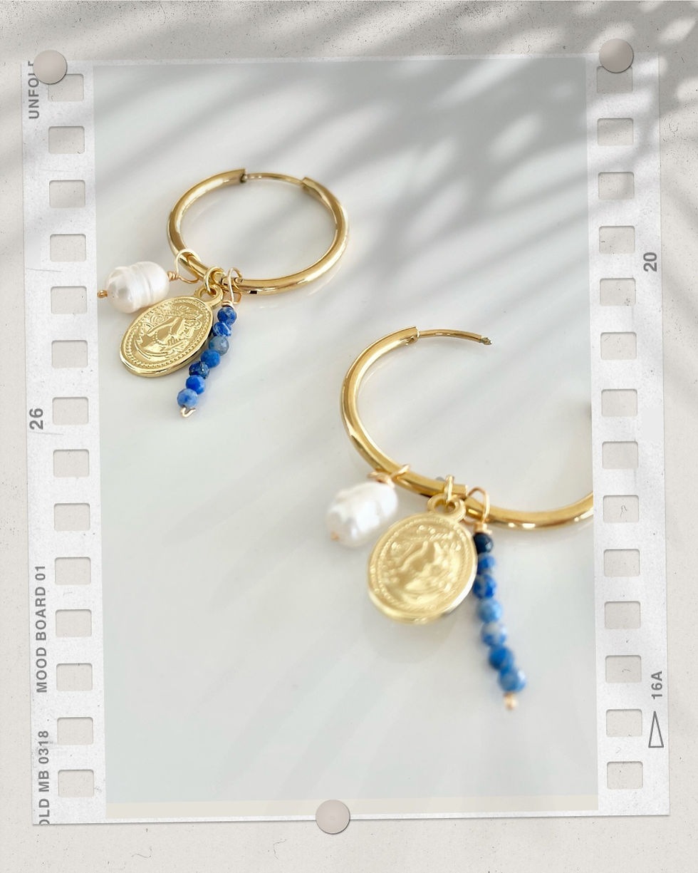 Miniature : Des huggies plaqués or 14 carats avec des breloques, des perles d'eau douce, des amazonites et des médaillons amovibles offrent un style élégant et polyvalent. Ces boucles d'oreilles ajoutent une touche de couleur et de texture à votre look quotidien, avec la possibilité de personnaliser le bijou selon votre préférence.