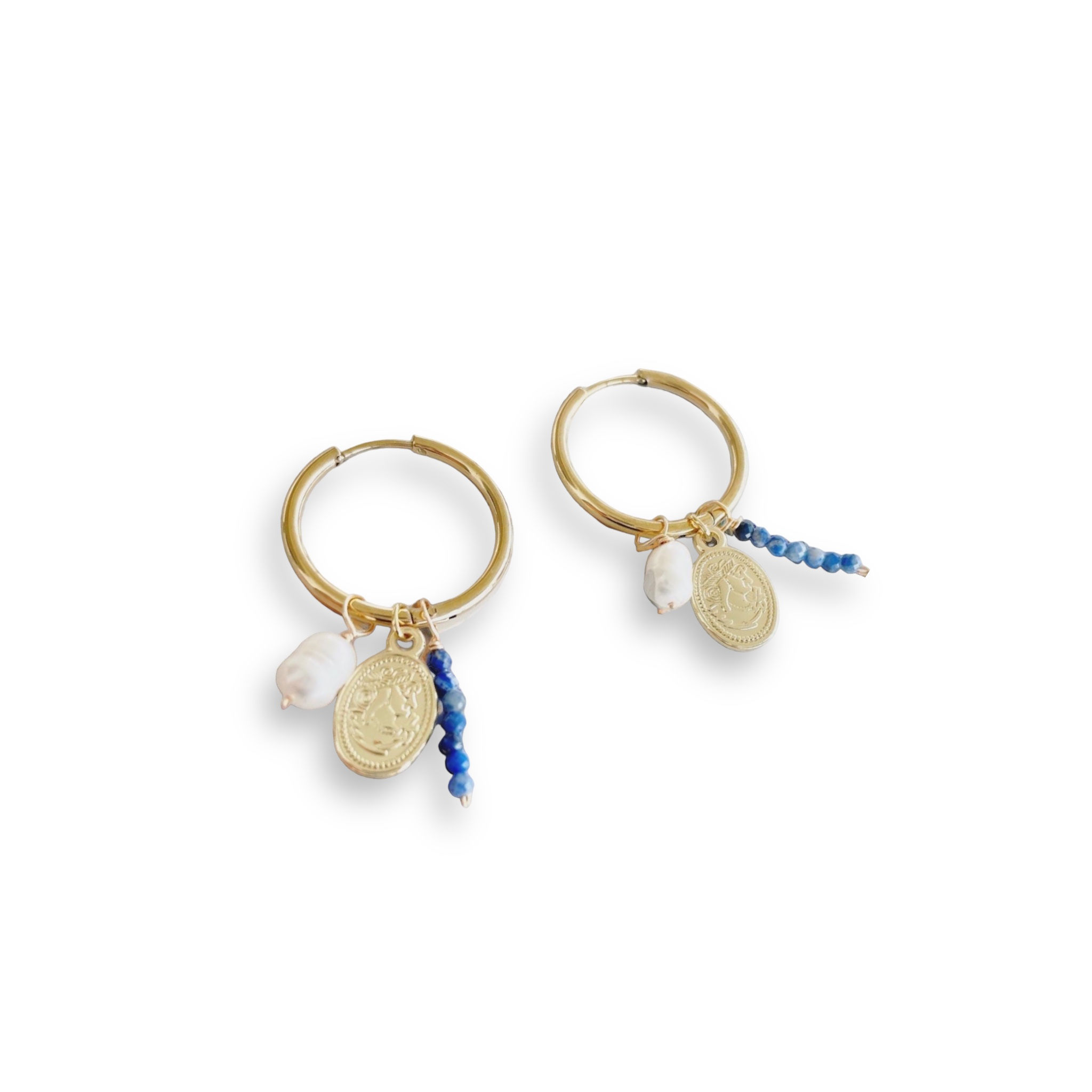 Des huggies plaqués or 14 carats avec des breloques, des perles d'eau douce, des amazonites et des médaillons amovibles offrent un style élégant et polyvalent. Ces boucles d'oreilles ajoutent une touche de couleur et de texture à votre look quotidien, avec la possibilité de personnaliser le bijou selon votre préférence.