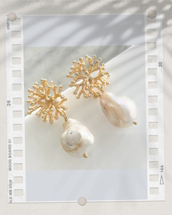 Découvrez nos magnifiques boucles d'oreilles ornées de perles naturelles géantes et montées sur une base en plaqué or 14 carats. Nos créations uniques sont conçues pour évoquer la beauté des fonds marins. Explorez notre collection de bijoux marins et laissez-vous séduire par leur élégance intemporelle. Achetez dès maintenant des boucles d'oreilles qui allient qualité, style et inspirations océaniques. Faites ressortir votre côté chic et sophistiqué les boucles Corine.   