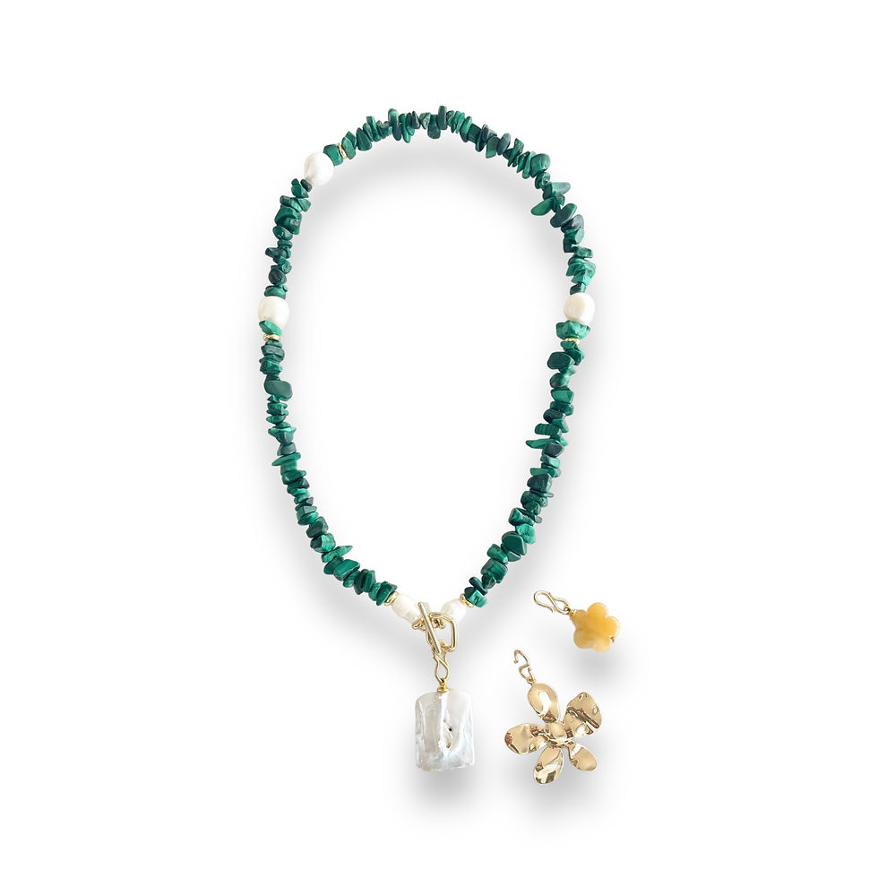 Miniature : Découvrez l'élégance naturelle de notre collier, associant des pierres semi-précieuses vertes algue à des perles d'eau douce naturelles. Chaque pierre et chaque perle évoque la beauté organique de la nature, créant un équilibre harmonieux entre sophistication et simplicité. De plus, l'attache polyvalente de ce collier peut accueillir nos breloques, offrant ainsi la possibilité de personnaliser votre bijou selon votre style. Fabriqué avec soin dans notre atelier de l'est du Québec, ce collier incarne l'artisanat de qualité et la créativité dans la conception. Portez-le de deux façons différentes pour varier votre look et exprimer votre individualité avec éclat. Explorez notre collection dès maintenant et laissez-vous séduire par la beauté intemporelle de nos créations