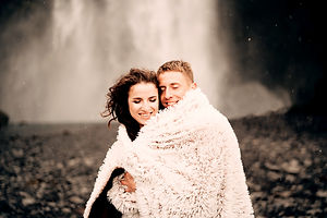 Fant, ki ovija dekle s svojim toplim belim volnenim šalom je simbol udobja in varnosti.