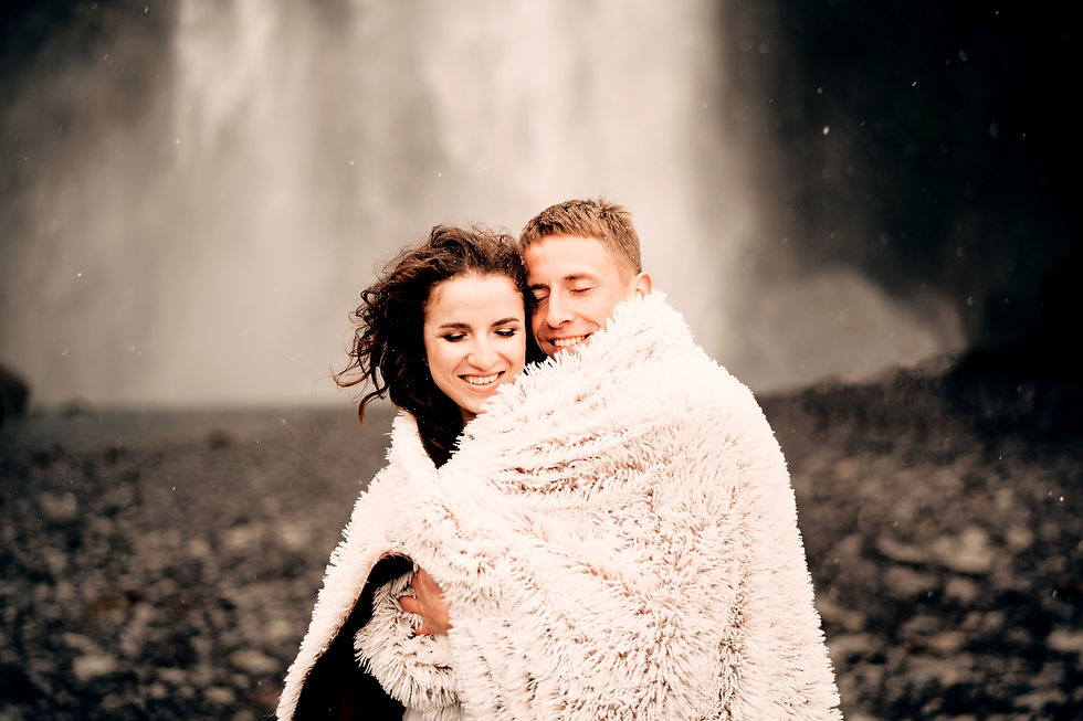 Fant, ki ovija dekle s svojim toplim belim volnenim šalom je simbol udobja in varnosti.