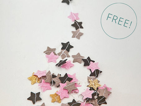 Eine Girlande aus kleinen bunten sternen auf weissem Hintergrund