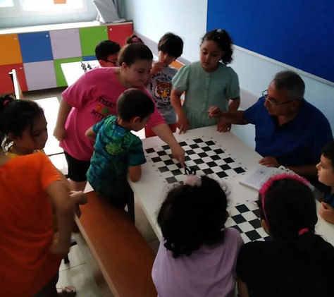 Adana Yeni Kolej öğrencilerinin öğretmen eşliğinde satranç etkinliğine katıldığı sınıf ortamı