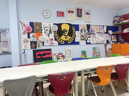 Adana Yeni Kolej sanat sınıfında öğrencilerin hazırladığı çalışmalar ve sınıf etkinlikleri