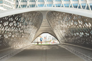 Een tunnel in Antwerpen waarin een runner loopt.