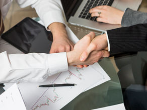 Abusos em contratos de cartão corporativo com taxas flutuantes