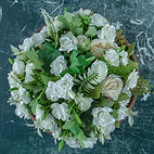 Bouquet de fleurs artificielles pour l’hommage d’un proche