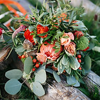 Fleurissement de tombe avec fleurs fraîches et soignées