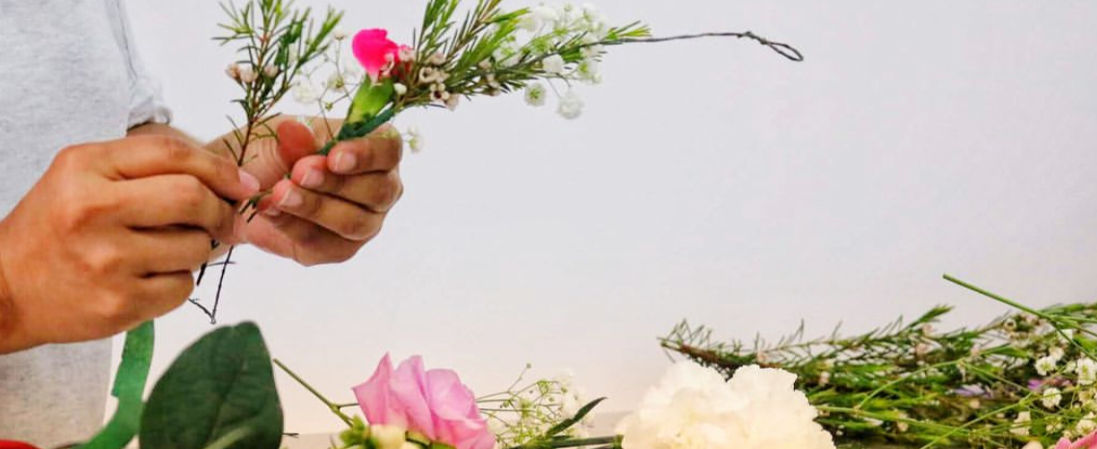 Oldvine Florals Workshop - Hands holding flower stems