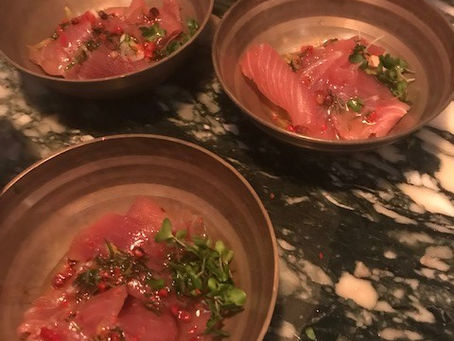 Carpaccio van tonijn met dressing van roze peper