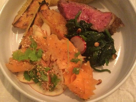 Gerijpte Entrecote, slaatje zonder sla, spinazie uit de wok en aardappel in de schil uit de oven