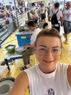 kobieta na pierwszym planie w tle inni garncarze przy pracy