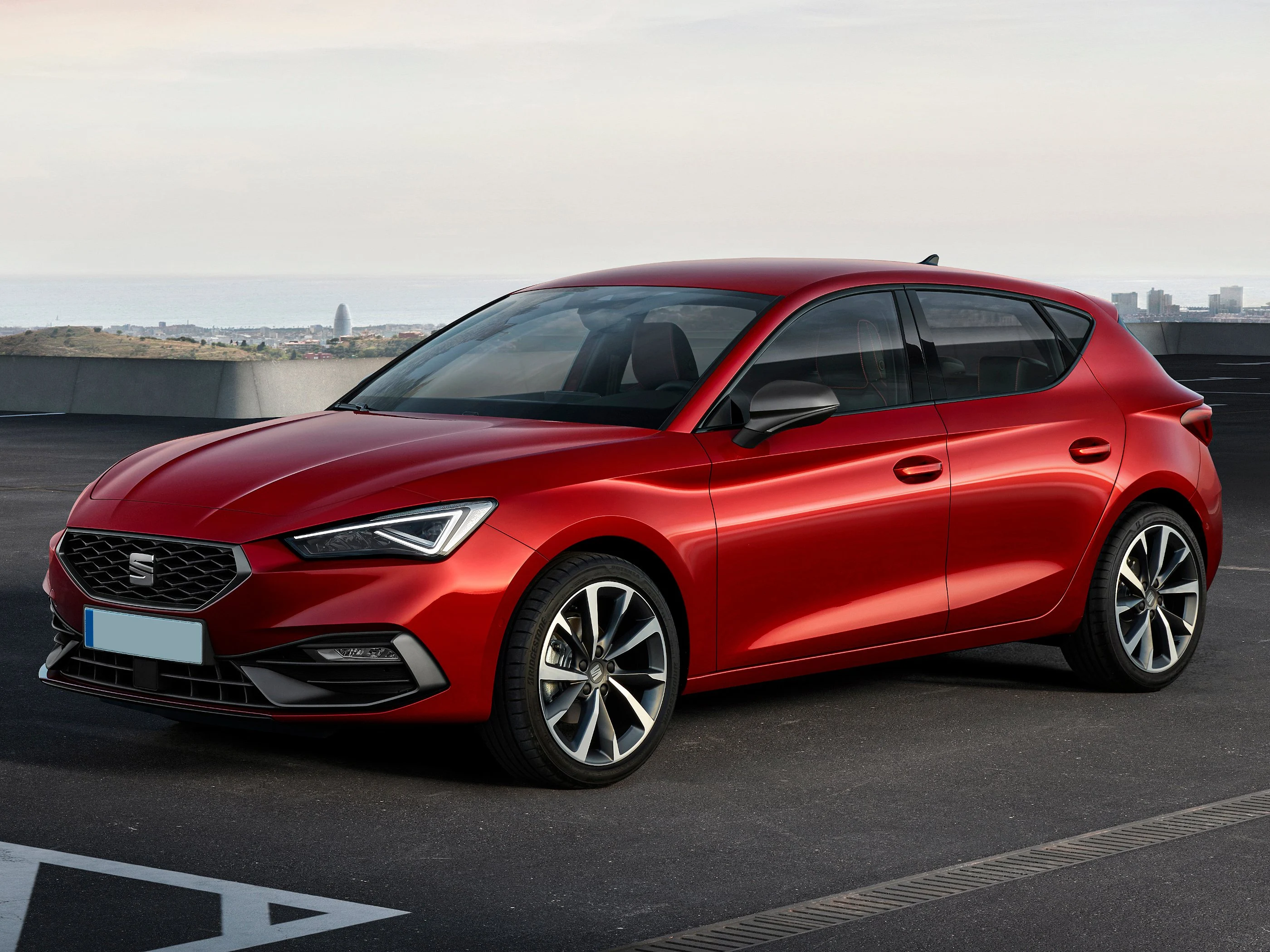 seat-leon-hatchback-2020-front-angle-1.webp