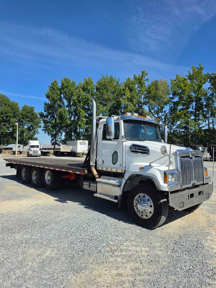 2018 Western Star (AUTO) 4700SF rollback 30k winch