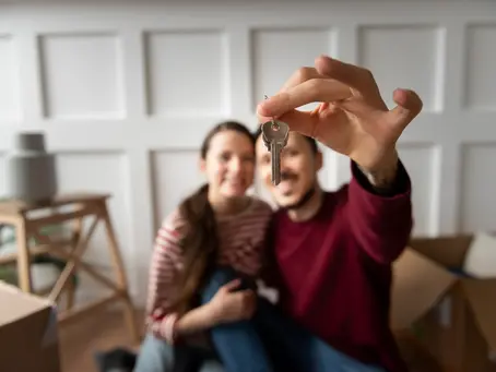 Jeune couple emménageant dans leur premier appartement
