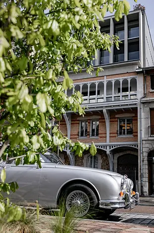 View of Les 7 Anges façade and its private chauffeur service