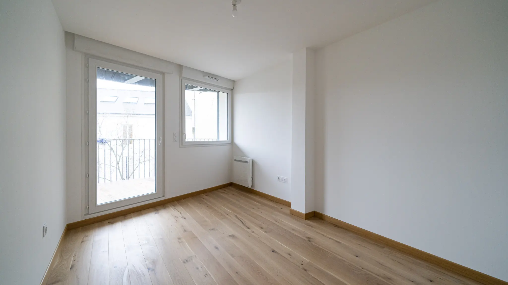 Intérieur vide et lumineux de l'appartement T4 de la Résidence 1787, centre-ville de Reims