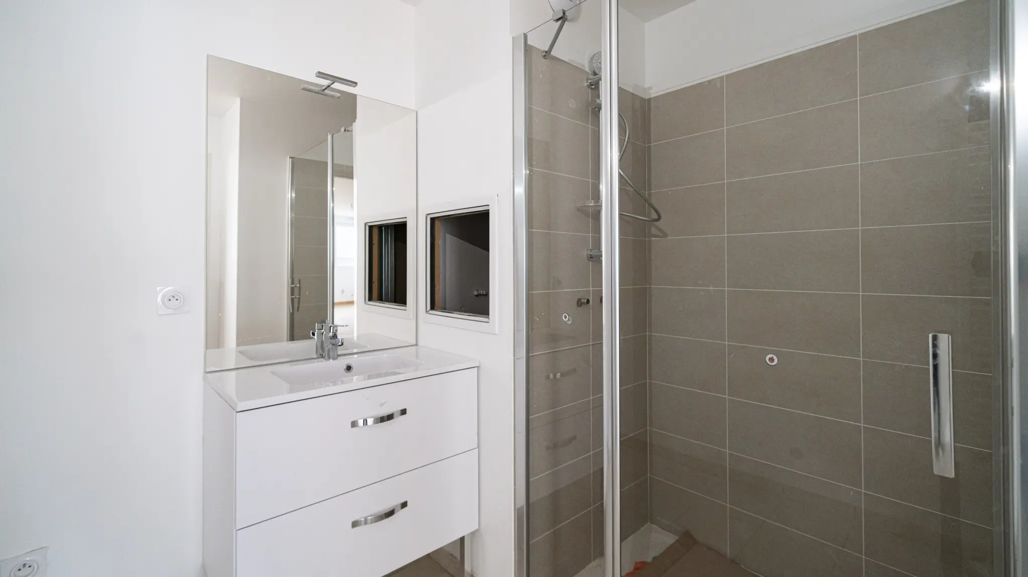 Salle de douche moderne et prestations de qualité dans l'appartement T4 de la Résidence 1787 à Reims