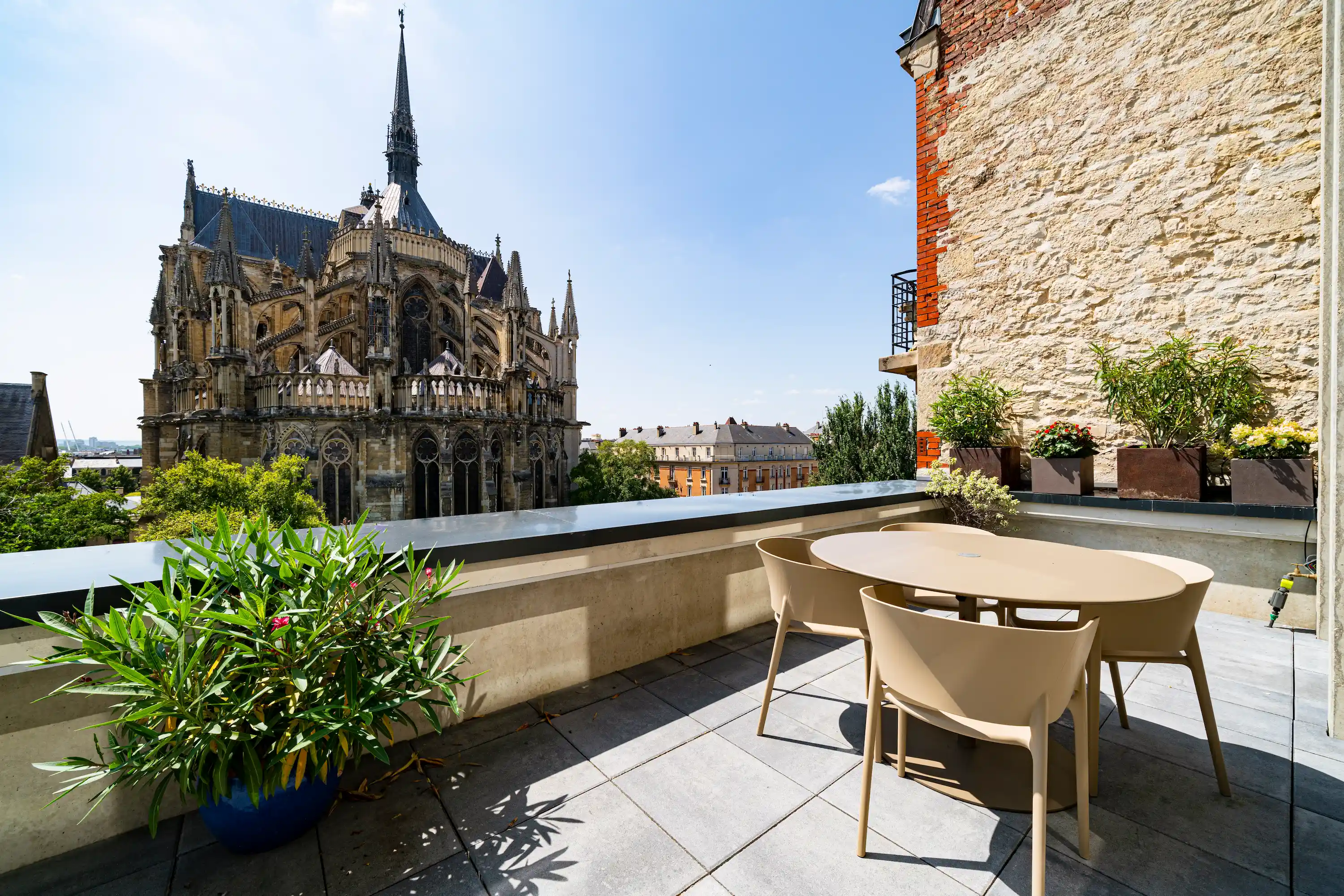 Balcon de l'appartement Fujita, au 3ème étage des 7 Anges, et sa vue sur la Cathédrale