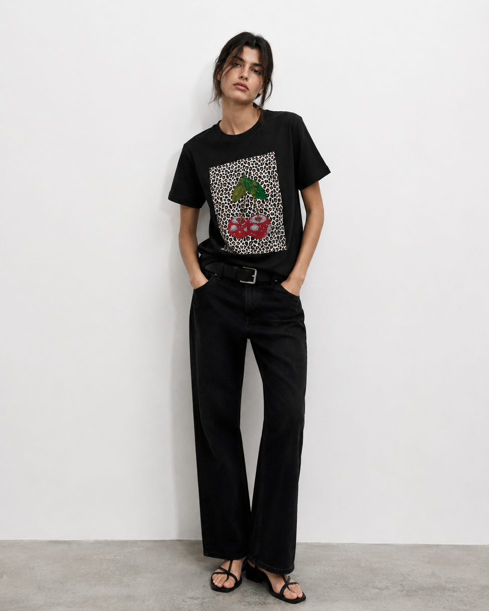 Черна дамска тениска Cherry Leopard с пайети - модел в цял ръст