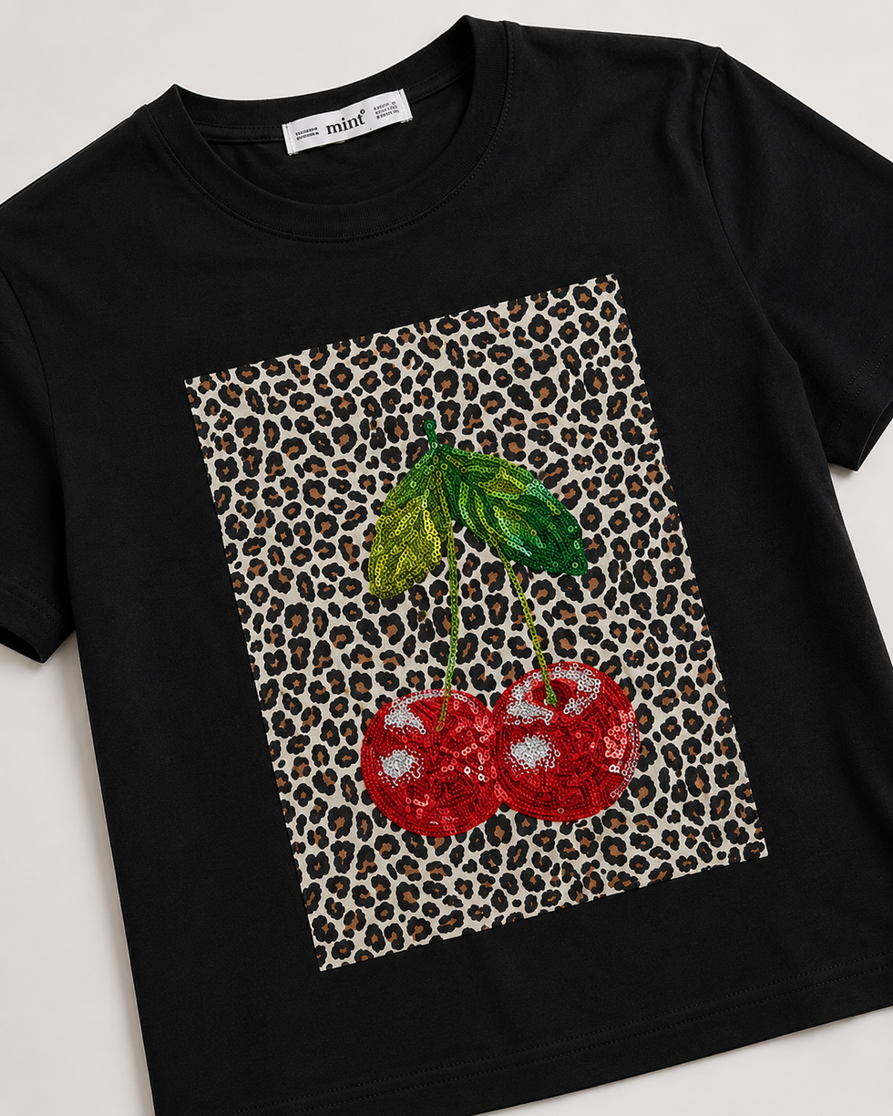 Детайл на Cherry Leopard принт с декоративни пайети