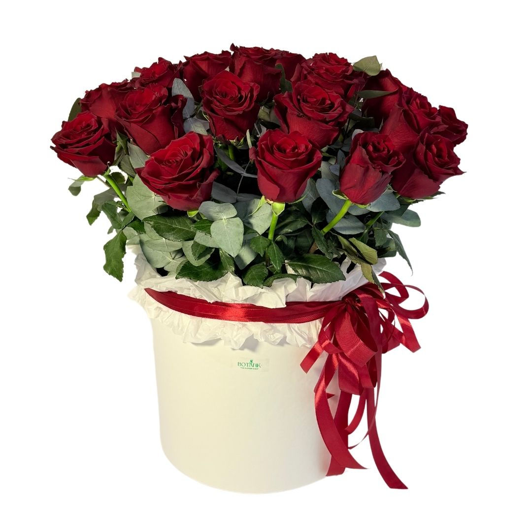 велика коробка червоних троянд