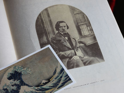 晩年のショパンのポートレイトと北斎の神奈川沖浪裏の絵葉書