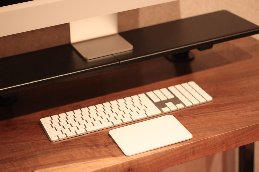 自作のウォールナット一枚板のPCデスクとiMac