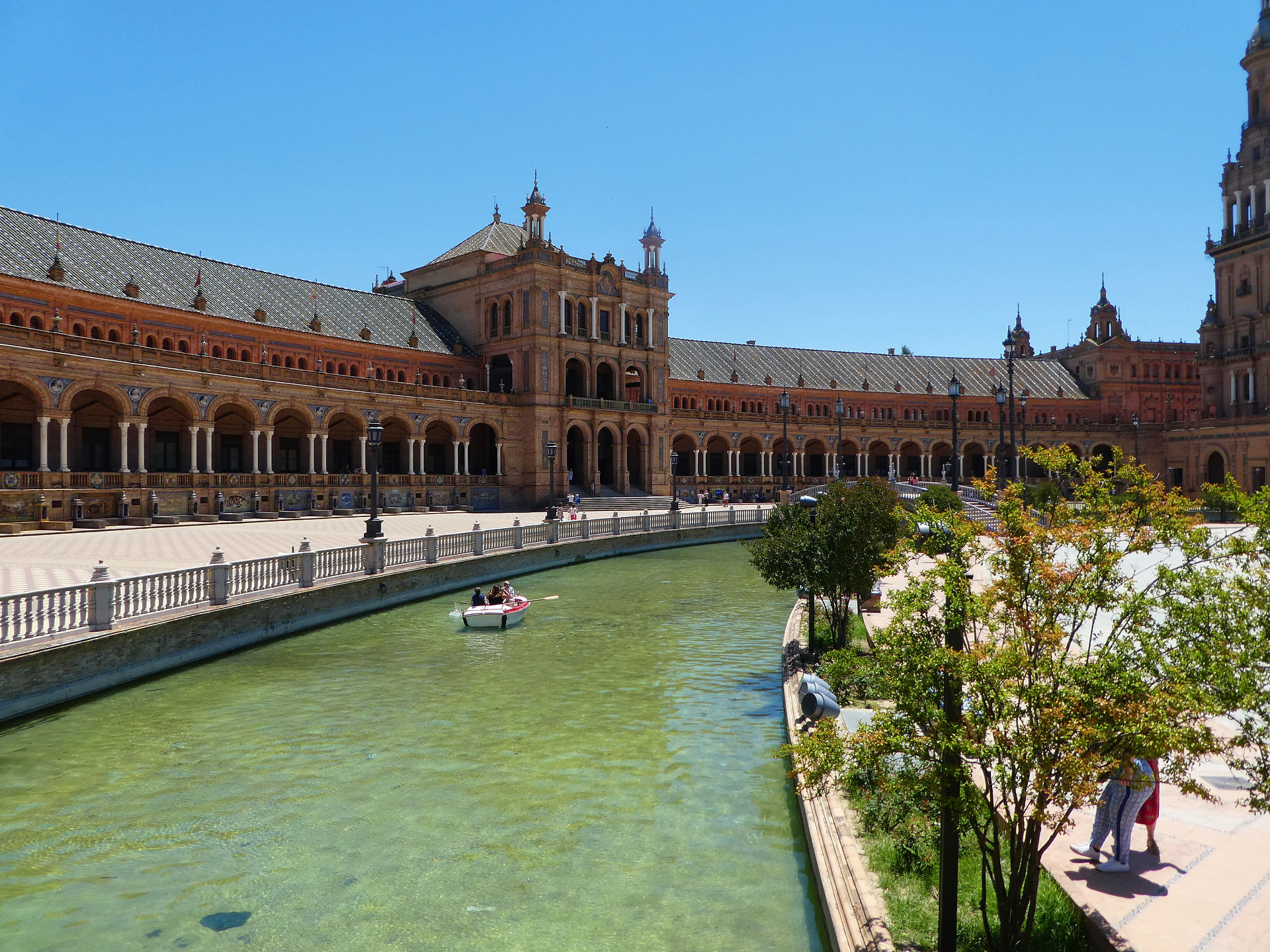 Photography of the beautiful Plaza de Espana (España) in Seville Spain. Photo of the architecture of the palace in the plaza in Seville. Located in el Parque de Maria Luisa in Seville Spain. One day in Seville, the best things to do! 1 day in Seville. One day in Seville