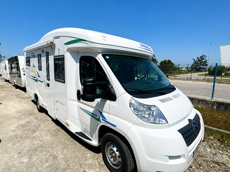 Vista frontal de uma autocaravana chausson ano 2008 em excelente estado