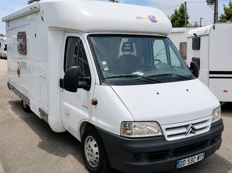 Vista exterior de uma autocaravana Citroën Mooveo ano 2006 em excelente estado