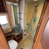 Imagem de uma autocaravana ano 2010 com vista da casa de banho
