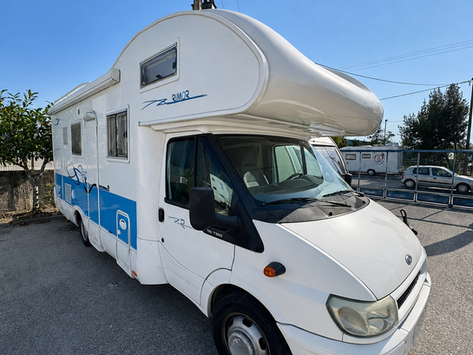 Vita frontal de uma autocaravana rimor ano 2007 em excelente estado anunciana para venda