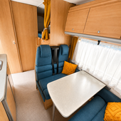Imagem do interior de uma autocaravana chausson ano 2003 visualização da zona de refeições