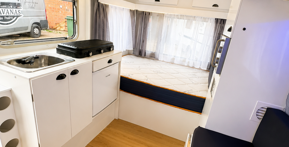 vista do interior de uma caravana ano 1981 totalmente restarada. mostra interior simples e moderno