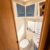 Imagem do interior de uma autocaravana chausson ano 2003 visualização da casa de banho