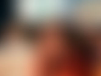 Mulher com a mão estendida em sinal de pare